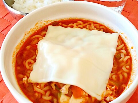 チーズと卵の辛ラーメン ご飯も一緒に♪